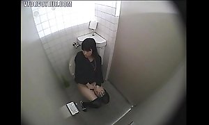 Girl caught masturbating close to make an issue of toilette